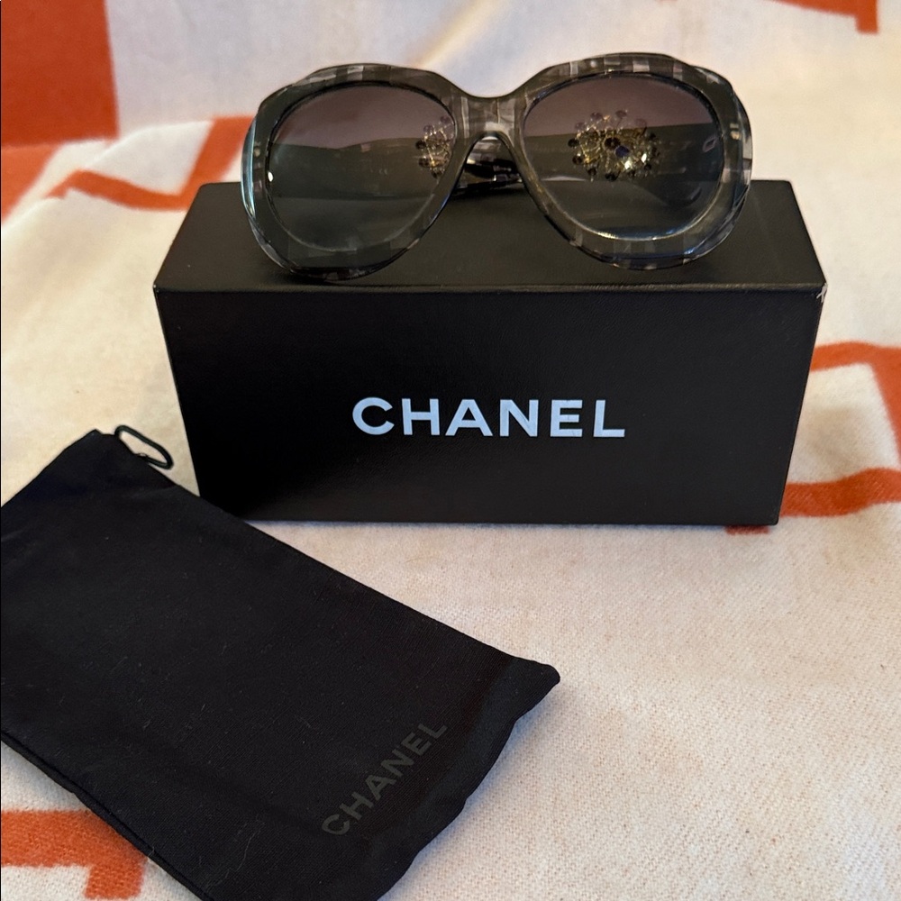 CHANEL Gray Tortoiseshell Oversized Sunglasses with Gradient Lenses